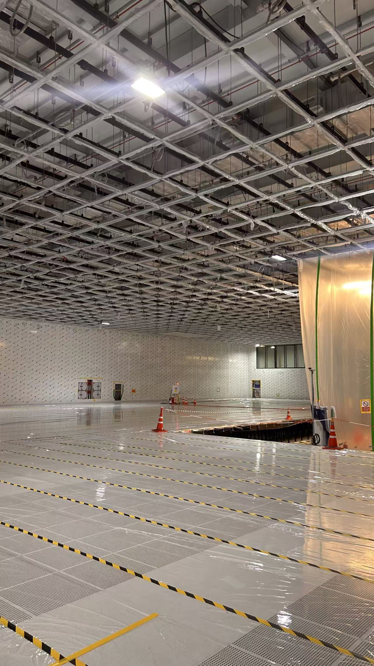 Wonclean Russia FAB 300 semiconductor cleanroom project photo showing ceiling grid coordination, wall panels and raised floor installation progress